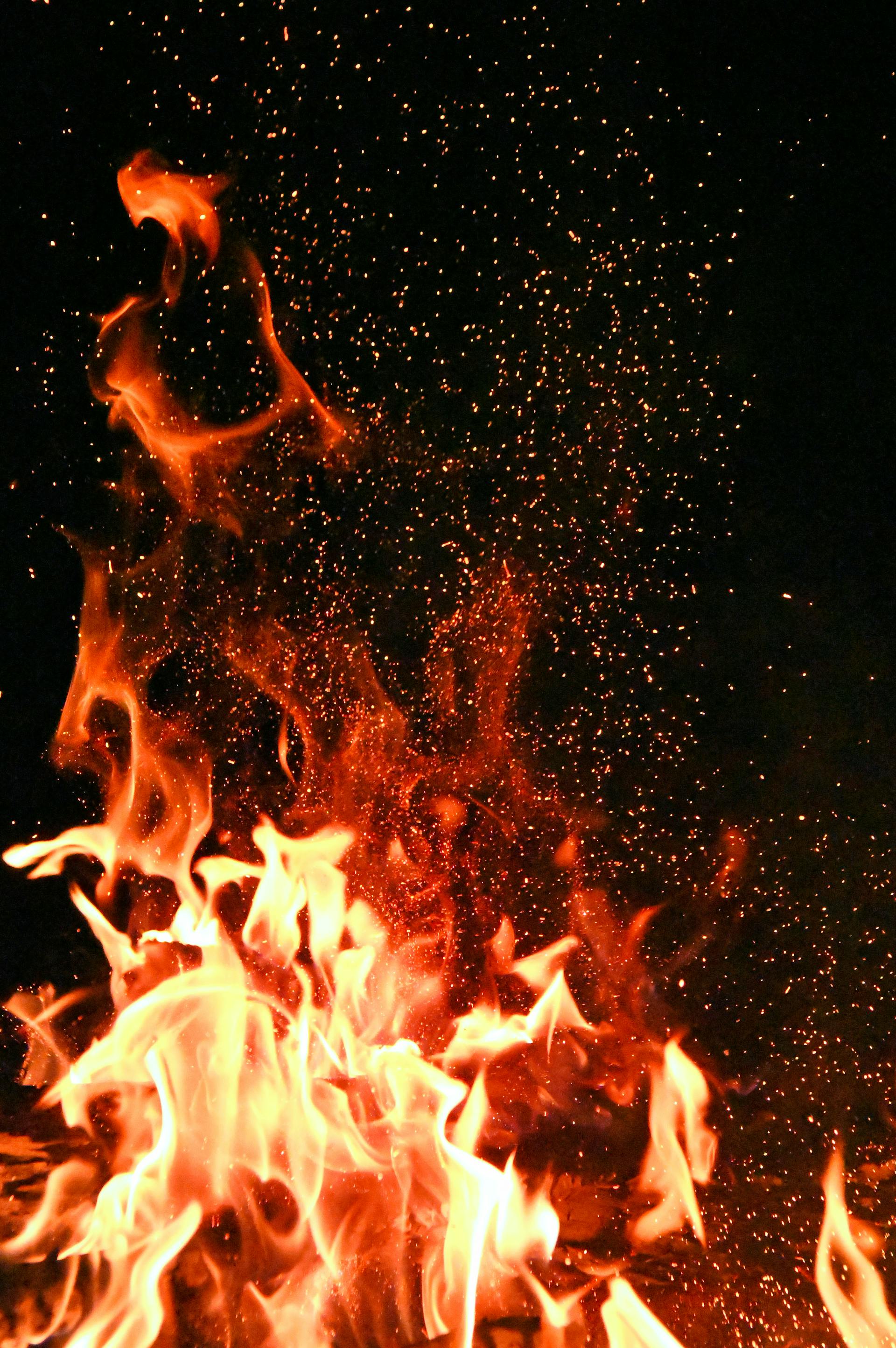 High-temperature combustion environment relevant to cement and ceramics kilns